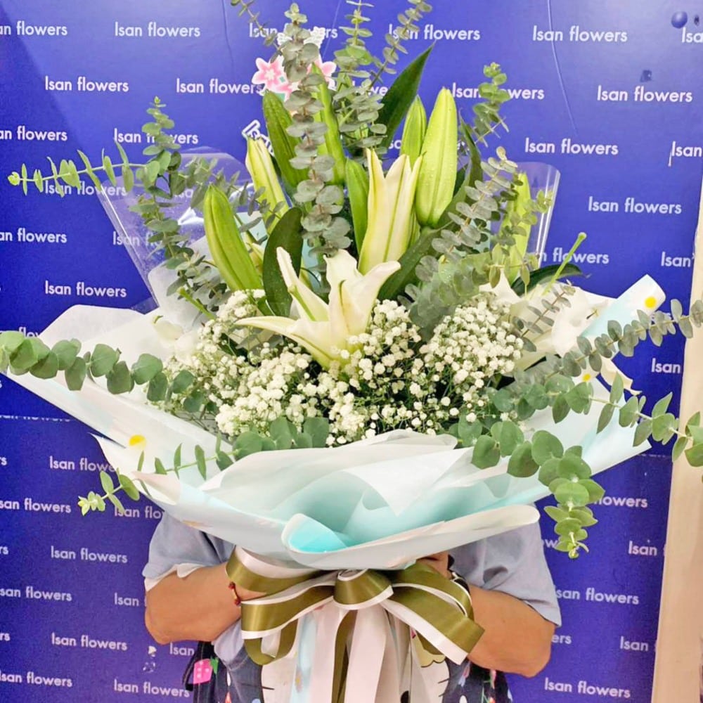 4 white lily stems round bouquet b pre