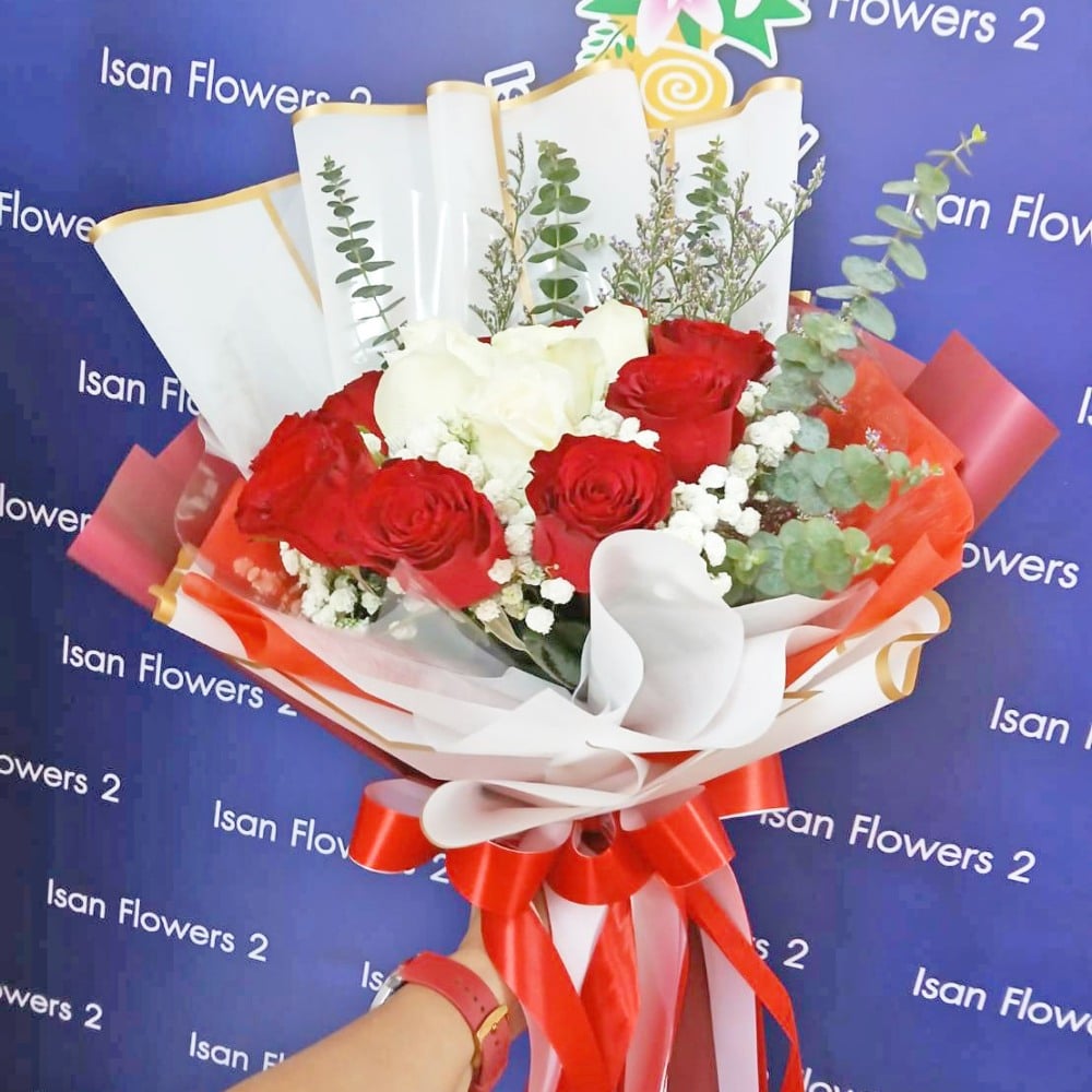 8 red and 4 white big roses in red and white round bouquet a