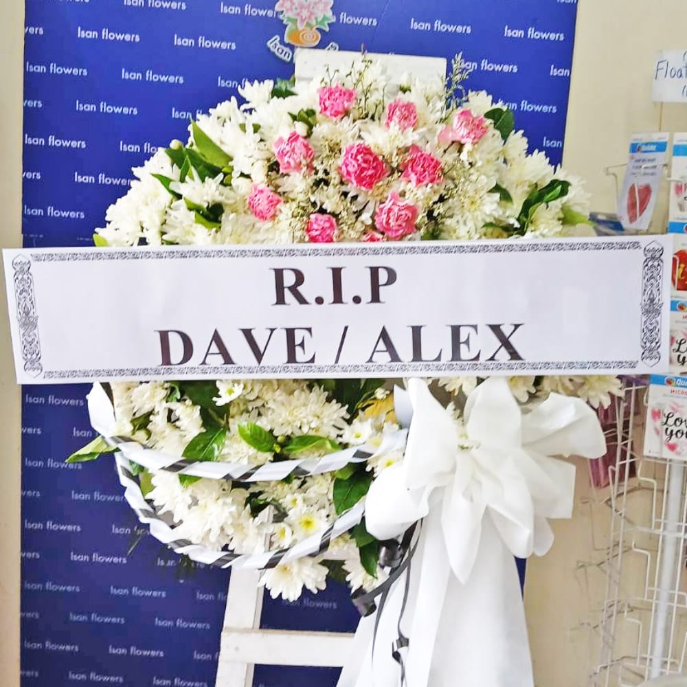 fresh white and pink round wreath a l