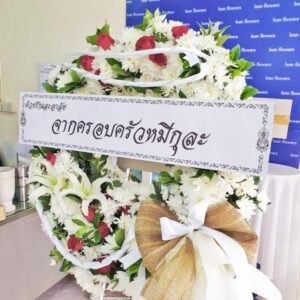 Fresh White & Red Round Wreath A