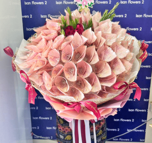 money bouquet circles 4roses and 10000baht